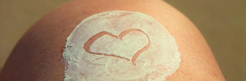 Un homme avec de la crème étalée sur la tête et un dessin en forme de cœur